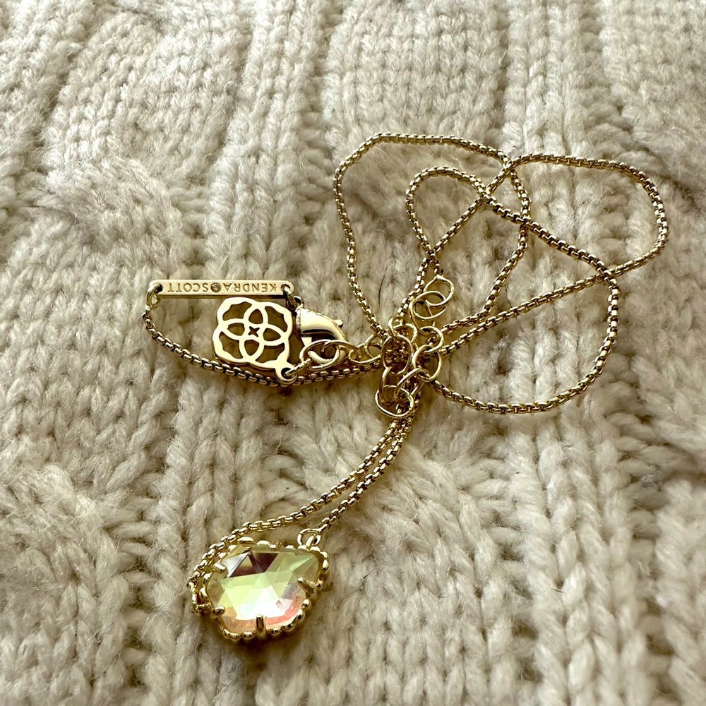 Like new Kendra Scott Dichroic Tess necklace